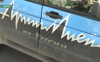 Москвич Александр Колесников путешествует на машине зигзагом