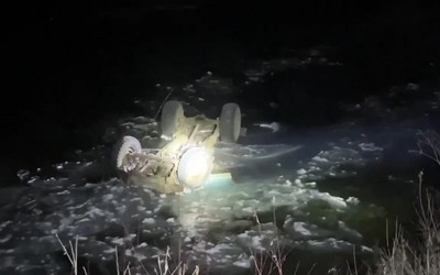 Грузовик опрокинулся в воду в Ермаковском районе. Погибли двое 