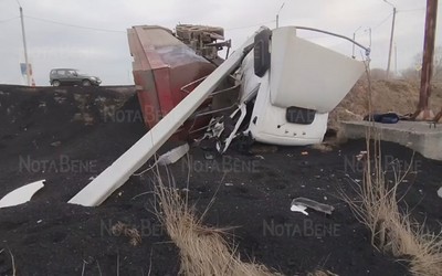 Грузовик с углем съехал в кювет на черногорском кольце 