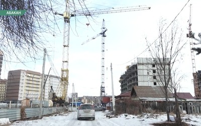 Нависать над домом строительный кран может