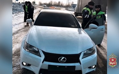 Блогер-лихач на Lexus из Хакасии снимал свой автовояж. За нарушения ответит 