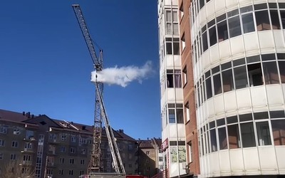 Башенный кран в Абакане загорелся из-за замыкания проводки 