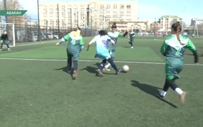 Девчонки, бутсы, маникюр. Чемпионат по женскому футболу в Абакане