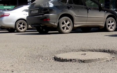 Яма вокруг люка по Торговой в Абакане портит бамперы машин