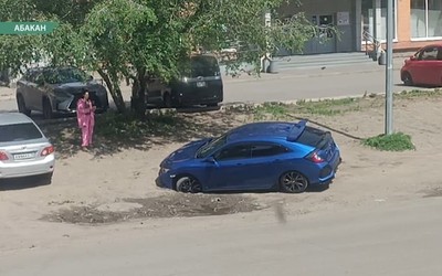 Провал рядом с дорогой в Абакане разрастается