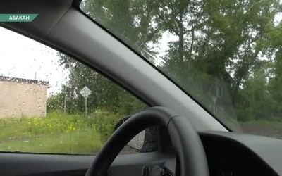 Из-за травы на перекрёстке в Абакане не видно машин