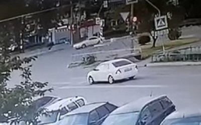 Женщина, катавшаяся на крыше машины в Саяногорске угодила в реанимацию 