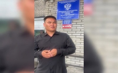 Тувинский блогер, искупавшийся в торговом аквариуме, заплатит 1 тыс. руб. 