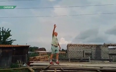Провода в аале Сапогов висят над головой