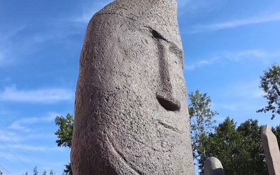 Музейную площадь в Белом Яре украсили менгиры. Установят и символичную глыбу угля