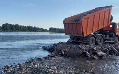 Переливная дамба почти готова на реке Абакан