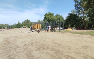 Навесы и шезлонги под ними оборудуют на пляже в зоне отдыха Абакана 