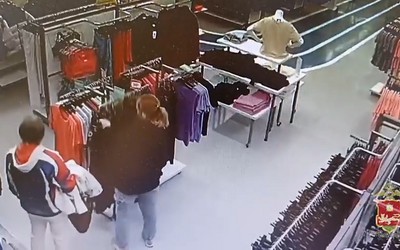 Абаканки своровали одежду в спортивном магазине. Обновки вынесли на себе 