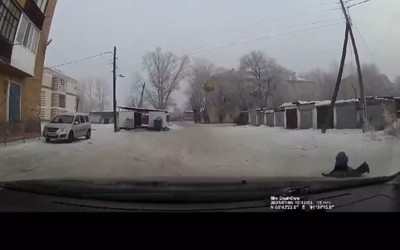 Ребенок чуть не угодил под машину, катаясь на необорудованной горке в Абакане 