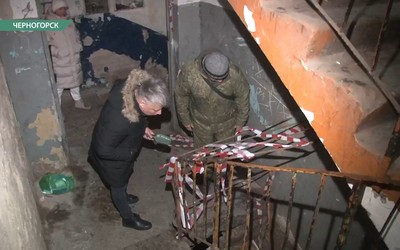 Кто починит обвалившуюся лестницу в общежитии Черногорска - непонятно
