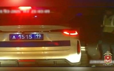 Шел по трассе 9 часов: автополиция Хакасии довезла домой замерзшего мужчину