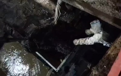 «Мусорного монстра» весом в 700 кг достали из канализации в Красноярске