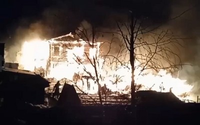 Из-за сильного пожара в Минусинске перекрывали улицу. В нем погибли мать и дети 