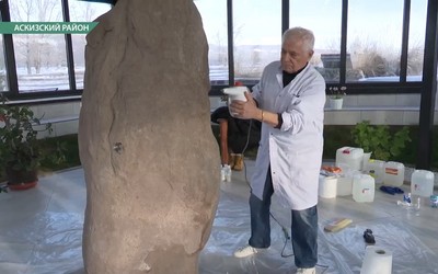 Специалисты из Петербурга чистят от грязи Хуртуях Тас