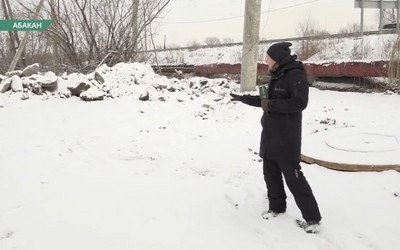 Рабочие в Абакане оставили после себя кучи земли и строительного мусора