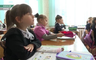 Саяногорские учителя получат авансы позже всех
