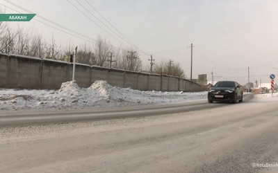 Между аэропортом и Калинино коммунальщики завалили тротуар снегом