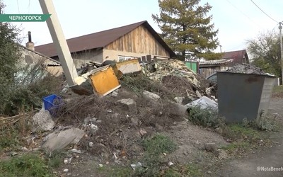Землянка из мусора в Черногорске так и стоит на Степной 