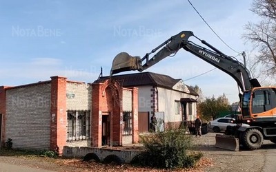 В Абакане из-за долгов снесли продуктовый магазин на Гагарина