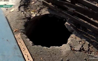 На улице Катерная в столице люк провалился в колодец