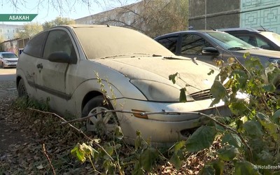  Во дворе дома по Крылова, 100 стоят две брошенные машины