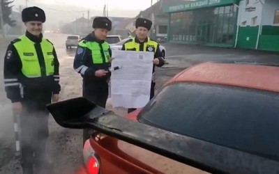 Водитель в Абакане предоставил полис ОСАГО на плакате