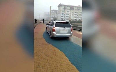 По тротуару на бульваре «На семи ветрах» разъезжают машины