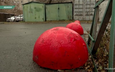 Бетонные полусферы перегородили сквозной проезд абаканцам