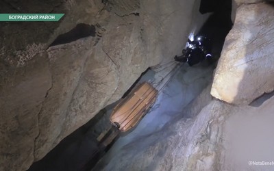 Спасатели тренировались доставать пострадавшего из пещеры