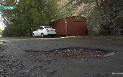 Жители Вавилова в Абакане просят засыпать ямы на дороге