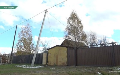 В Чапаево владельцы дома боятся, что столб упадёт на жильё