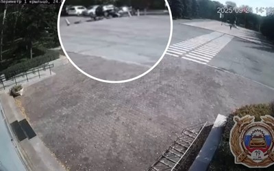Падали друг за другом: велосипедист снес ограждения на парковке у правительства Хакасии