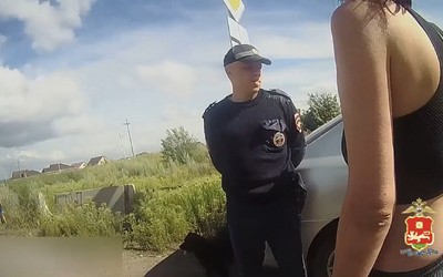 Бесправница в Черногорске попала в ДТП, бросила машину и ушла выпивать