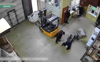 Пожилого охранника одной из торговых баз Абакана избил владелец бизнеса