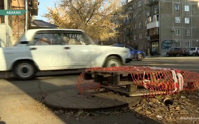 Попадают в ловушку у собственного дома абаканцы из-за люка 