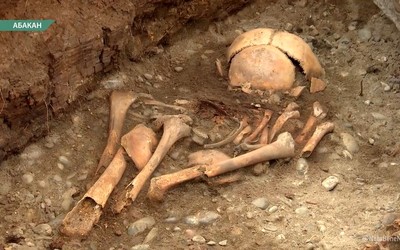 Археологи нашли в Абакане древнюю могилу, где рядом с останками женщины лежит манекен мужчины