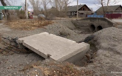 В Черногорске на Садовой люди ходят по неровной переправе