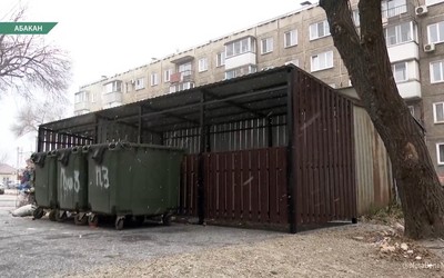 Коммунальщики столицы сделали новые площадки для баков по Пушкина, но мусор так и валяется
