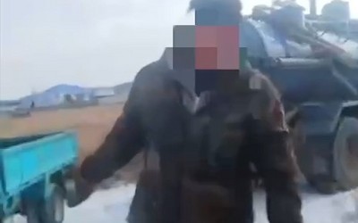 «Ну-ка лицо давай свое покажи! Смотрите, че делают!»: под Саяногорском местных разозлила ас-машина