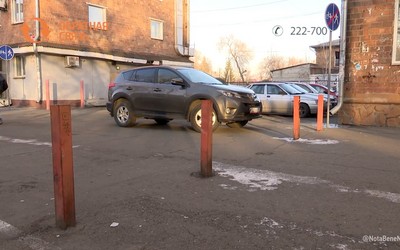 Зачем рядом с домом по Щетинкина, 78 в Абакане нужны металлические столбы?
