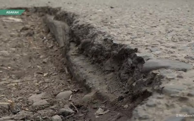 Ямы во дворе по Крылова, 77 в Абакане коммунальщики так и не засыпали