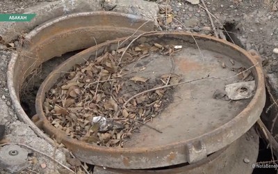 Во дворе дома по Вяткина, 7 в Абакане колодец огражден блоками и сеткой