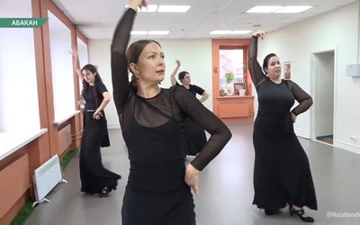 Танцуют фламенко абаканские учителя, логопеды и врачи