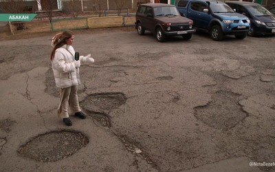 Ямы у дома Крылова, 77 в Абакане коммунальщики залатали не все