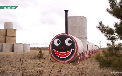 В поле Белого Яра установили паровозик из сена